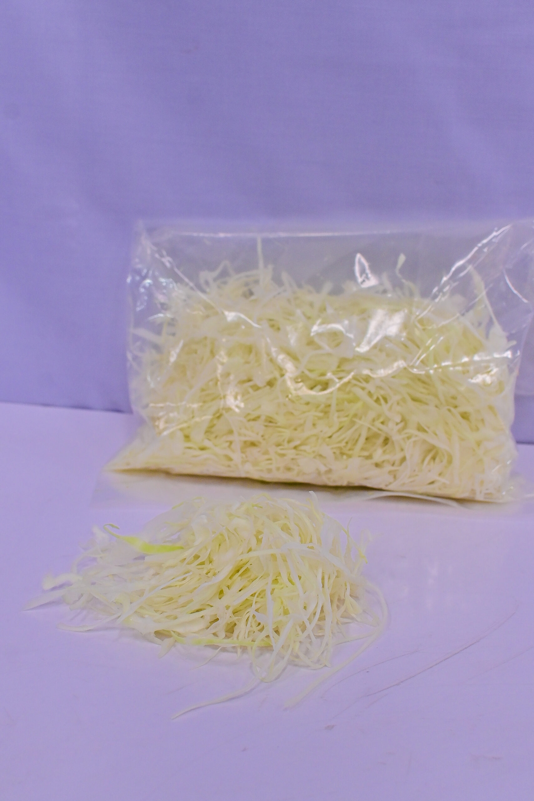 Pre-shredded white cabbage per kg